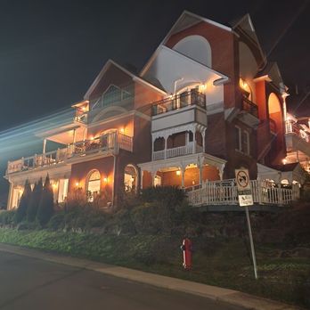Niagara Grandview Manor - Night view - Hotels Near Me - Niagara Falls, Ontario Niagara Grandview Manor - Night view - Hotels Near Me - Niagara Falls, Ontario