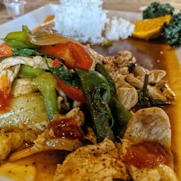 Chicken w/Basil  (pad kra pao gai)