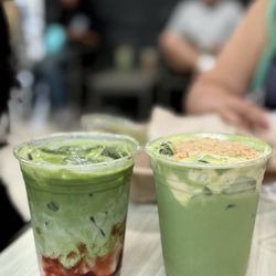 Luna's Sunday Cafe - Fresas com crema matcha and banana pudding matcha