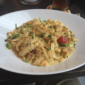 Trattoria Peretti - Pasta mit Brokkoli-Sahnesauce - Italian Near Me - Berlin, BE