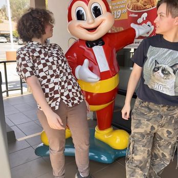 Jollibee - The bee outside - Filipino Near Me - West Covina, California Jollibee - The bee outside - Filipino Near Me - West Covina, California