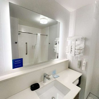 Hampton Inn Norfolk - Guest room bath - Hotels Near Me - Norfolk, Nebraska Hampton Inn Norfolk - Guest room bath - Hotels Near Me - Norfolk, Nebraska
