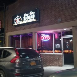 Smoken Mos - Awsome smoked BBQ! Had the trinity burger and fries. Both were excellent! Highly recommend trying Smoken Moes!!
