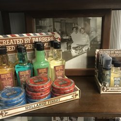 Junior's An Old School Barbershop