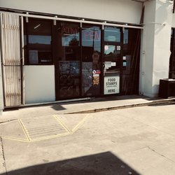 Broadway Mobil - Store front (no Mobile sign anywhere)