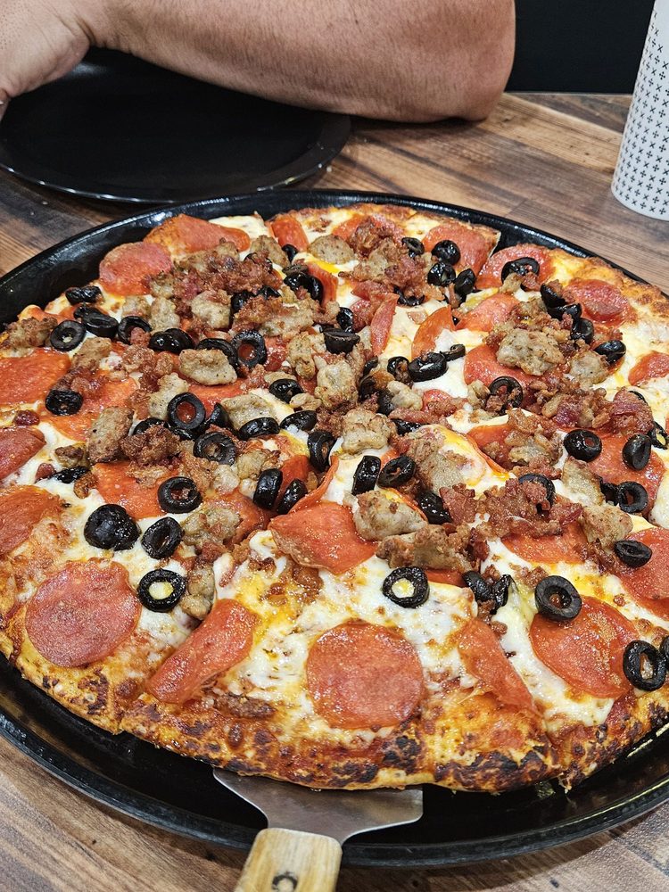 Round Table Pizza Logo