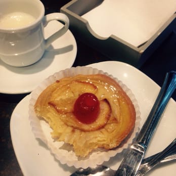 Cármine - No pude esperar y mordí antes de la foto :) - Coffee & Tea Near Me - Madrid, M