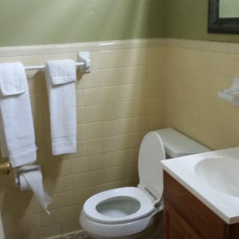 Budget Inn - Clean toilet, bathtub not so much - Hotels Near Me - Milledgeville, Georgia Budget Inn - Clean toilet, bathtub not so much - Hotels Near Me - Milledgeville, Georgia