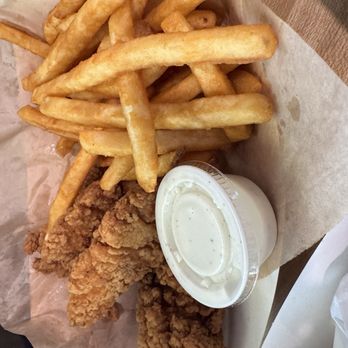 Giant Burger - Chicken strips and fries - Burgers Near Me - Arnold, California