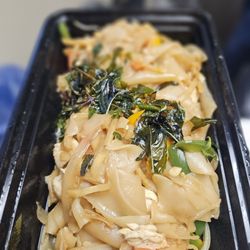 Bahn Thai - Drunken noodles with chicken