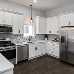 Granite Crafters - Shakers White Cabinets with Carrara Quartz