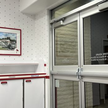In-N-Out Burger - ows the entrance to a restaurant - Burgers Near Me - Long Beach, California In-N-Out Burger - ows the entrance to a restaurant - Burgers Near Me - Long Beach, California