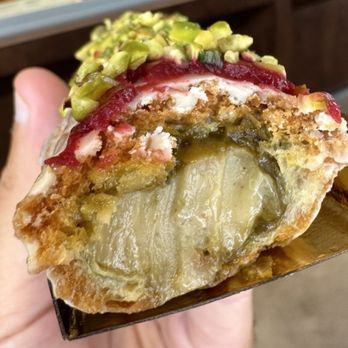 The French Bastards - Pistachio eclair - Bakeries Near Me - Paris, 75