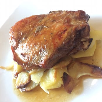 El Rinconcico - Paletilla de Ternasco al horno con patatas panaderas - Spanish Near Me - Mora de Rubielos, TE