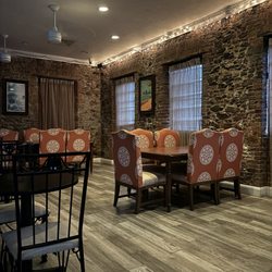 Surf N' Turf Bistro - Dining room