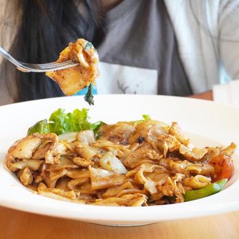 Supreme Thai Bistro - Drunken Noodles - Thai Near Me - Chantilly, Virginia