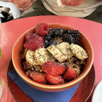 Le Vespe Cafe - La Vespe Granola Bowl - Breakfast & Brunch Near Me - Florence, FI
