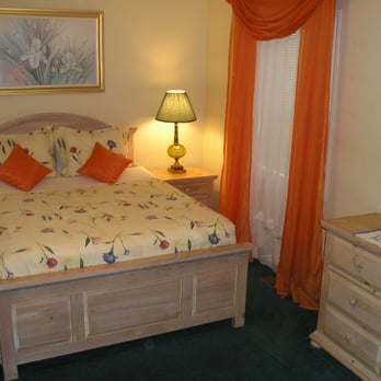Susan's Villa - Pine Suite's Grand Room - Bed & Breakfast Near Me - Niagara Falls, Ontario Susan's Villa - Pine Suite's Grand Room - Bed & Breakfast Near Me - Niagara Falls, Ontario