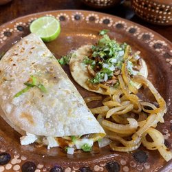 Los Jarros - The bistec gringa & small pastor taco