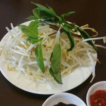 Bong Lua Vietnamese Restaurant - Their included beansprouts are actually precooked as opposed to the typical raw beansprouts we've seen at other pho restaurants - Vietnamese Near Me - Scarborough, Ontario