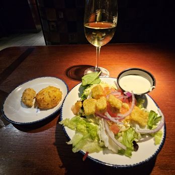 Red Lobster - Side salad and Cheddar Bay biscuits with Oyster Bay Sauvignon Blanc - Seafood Near Me - Pueblo, Colorado Red Lobster - Side salad and Cheddar Bay biscuits with Oyster Bay Sauvignon Blanc - Seafood Near Me - Pueblo, Colorado