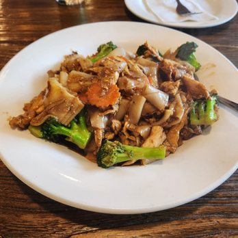 Bhan Mae Vane - Pad kee mao ($16) - Thai Near Me - Alameda, California Bhan Mae Vane - Pad kee mao ($16) - Thai Near Me - Alameda, California