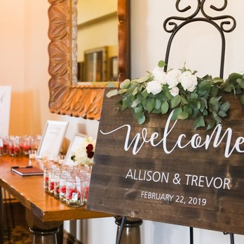 A Love's in Bloom - Florists Near Me