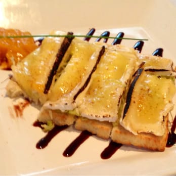 Santo Grão - Tartine de alho porró com queijo brie e geleia de damasco. Achei um pouco enjoativo. - Desserts Near Me - São Paulo, SP Santo Grão - Tartine de alho porró com queijo brie e geleia de damasco. Achei um pouco enjoativo. - Desserts Near Me - São Paulo, SP