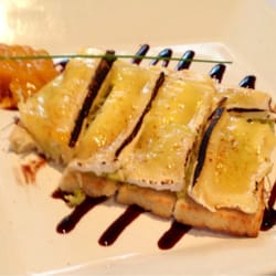 Santo Grão - Tartine de alho porró com queijo brie e geleia de damasco. Achei um pouco enjoativo.