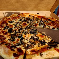 Pizza de Luigi - Magic mushroom za. Yummy! Wonderful.owner. Loves doggies!