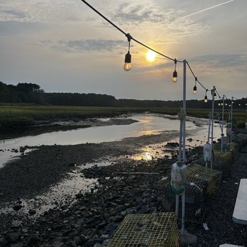 Petey's Summertime Seafood - Marshy area beside the Petey's outdoor dining area. - Seafood Near Me - Rye, New Hampshire Petey's Summertime Seafood - Marshy area beside the Petey's outdoor dining area. - Seafood Near Me - Rye, New Hampshire