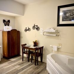 5th Street Inn - Room 205, The Retreat