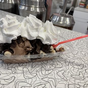 Pav’s Creamery - Sundae - Ice Cream & Frozen Yogurt Near Me - Cuyahoga Falls, Ohio Pav’s Creamery - Sundae - Ice Cream & Frozen Yogurt Near Me - Cuyahoga Falls, Ohio