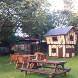The Poacher Inn - The garden out the back!