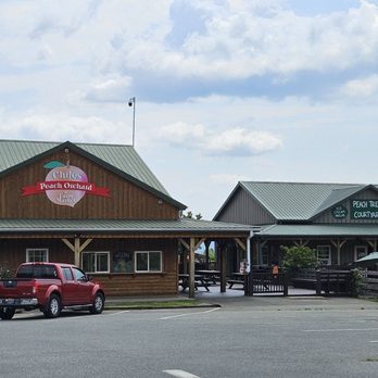Chiles Peach Orchard - Market store and food building - Farmers Market Near Me - Crozet, Virginia