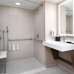 Embassy Suites Charleston Convention Center - Guest room bath