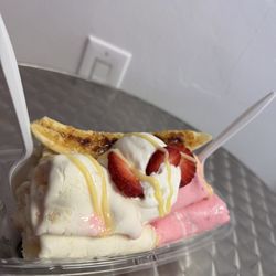 It's the best banana split we've ever had; the caramelized banana is delicious. I recommend it one hundred percent.