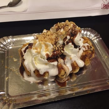 Sweet Gaufre - Waffle, whipped cream, chocolate and nuts - Ice Cream & Frozen Yogurt Near Me - Barcelona, B Sweet Gaufre - Waffle, whipped cream, chocolate and nuts - Ice Cream & Frozen Yogurt Near Me - Barcelona, B