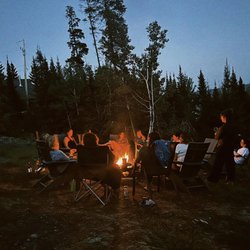 Borderland Lodge - Around the campfire at Sun & Snow cabin