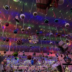 Riley's By the Seawall - Holiday decor