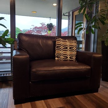 Kadataan Lounge - Nothing like sitting in an empty room and not having the hostess say anything after having u wait there!! And she was kind of a rude jerk. - American Near Me - Sitka, Alaska