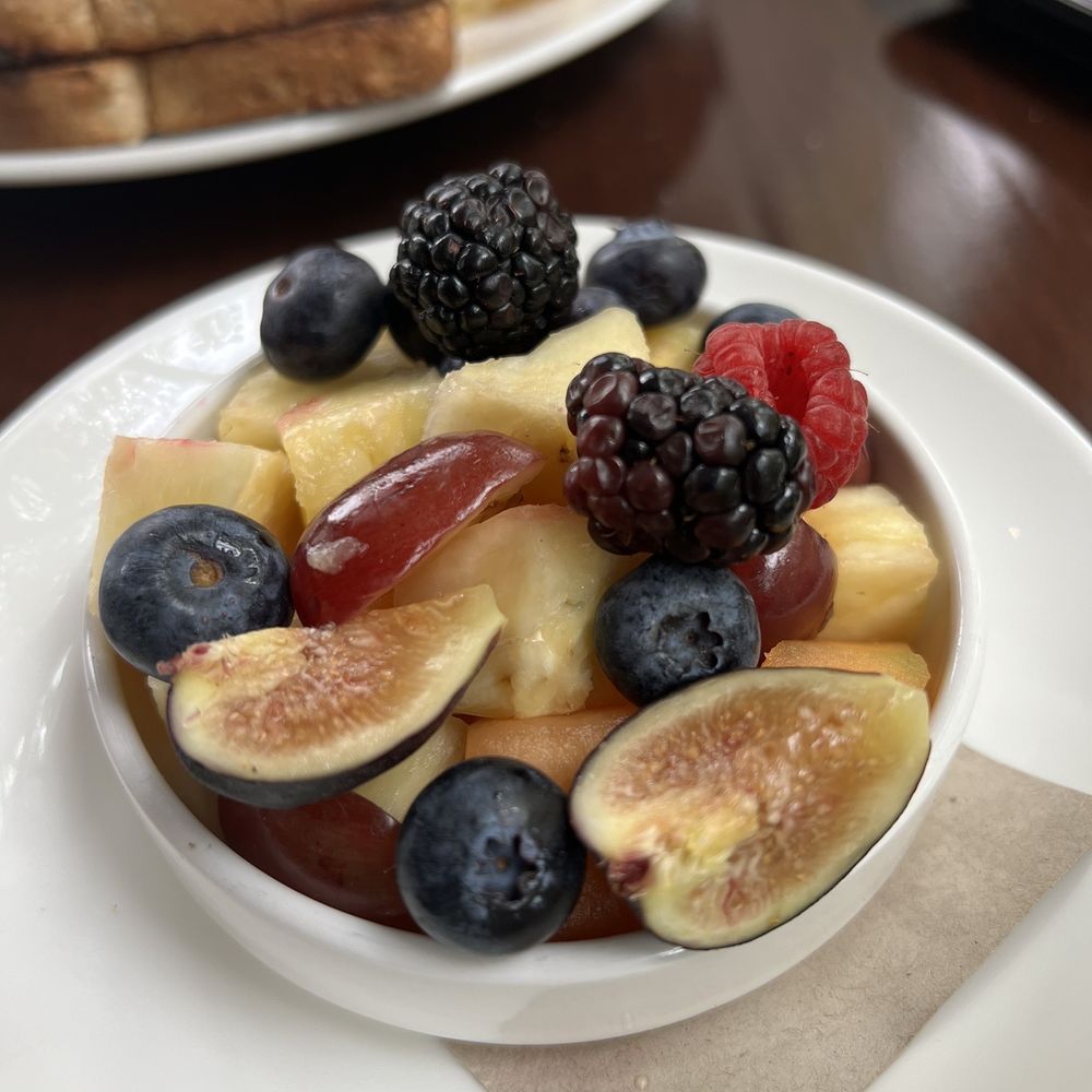 1833 Kitchen and Bar - Mixed fruit - American Near Me - Aurora, New York 1833 Kitchen and Bar - Mixed fruit - American Near Me - Aurora, New York