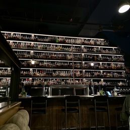 Bar & lounge