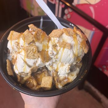 Midtown Creamery - Cinnabon waffle Sunday with biscoff caramel ice cream, caramel, and cinnamon crunch - Desserts Near Me - Miami, Florida Midtown Creamery - Cinnabon waffle Sunday with biscoff caramel ice cream, caramel, and cinnamon crunch - Desserts Near Me - Miami, Florida