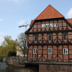 Restaurant Lüner Mühle - Seitenansicht, hinten das alte Kaufhaus, davor der alte Kran