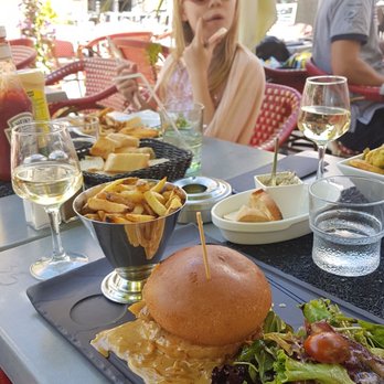 Le Montmartre - Brasseries Near Me - Marseille, 13