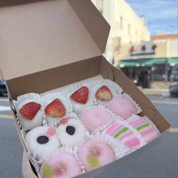 Fugetsu-Do - Dozen mochi (top to bottom, left to right; Strawberry Daifuku, Strawberry Anko, Peanut Butter Mochi, Kiku Mochi & Rainbow Dango) - Candy Stores Near Me - Los Angeles, California