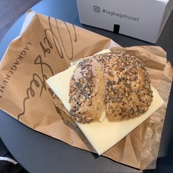 Lagkagehuset - Salt-Pepper Roll with cheese and butter