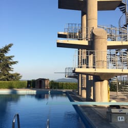 Piscines du Nid-du-Crô - NEUCHATEL (Suisse) - Piscines du Nid-du-Crô - Fosse à plongeon extérieure.  (photo prise par Patrick D. et publiée avec son autorisation).