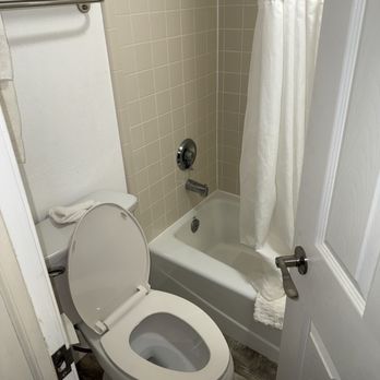 Bridgepoint Inn Daly City - Does it even look clean? No - Hotels Near Me - Daly City, California